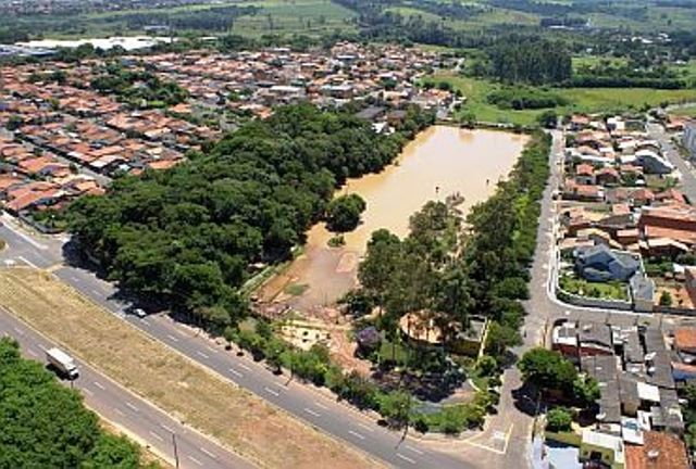 2017519_FOTO - Carla e Tiago querem o desassoreamento da lagoa do Bosque Isidoro Bordon